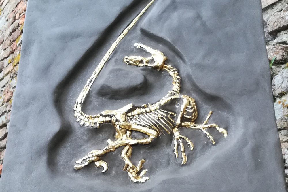 mit blattgold belegtes relief dinosaurier dekoration